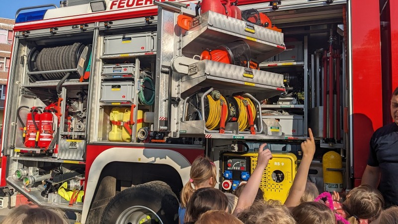 besuch_der_feuerwehr_klasse_1.jpg besuch_der_feuerwehr_klasse_1.jpg